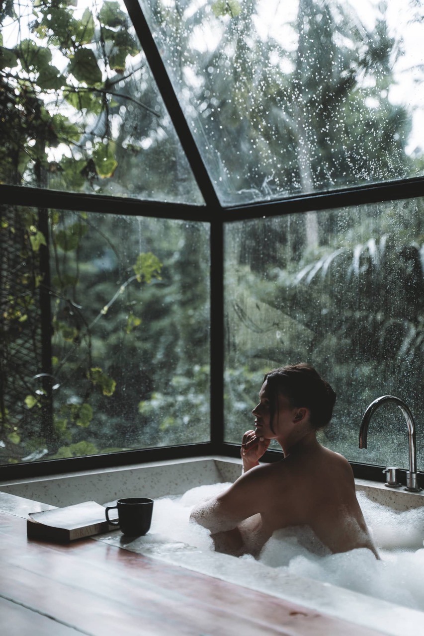 Dreamy Bathtub with Jungle V…