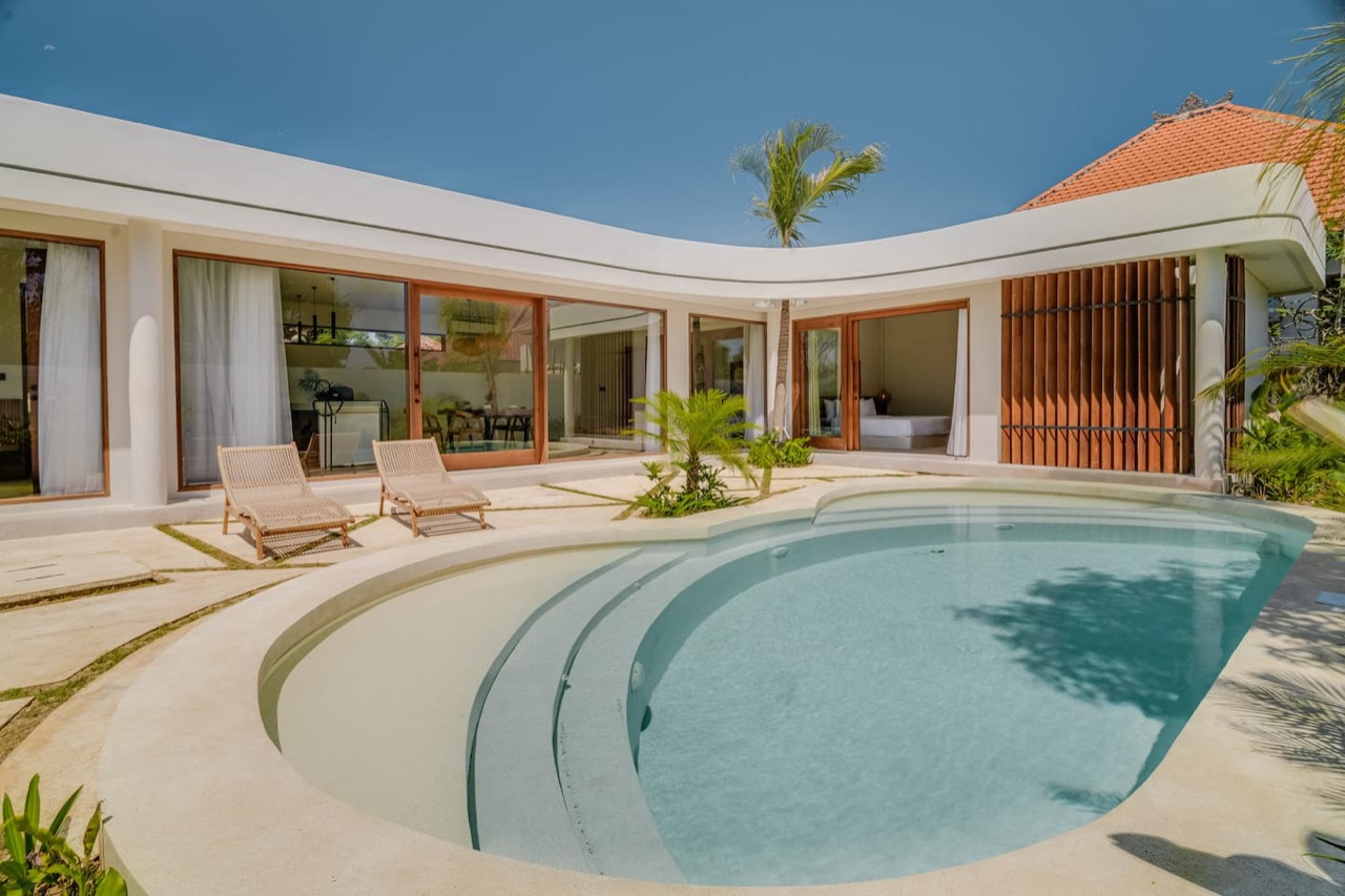 Tropical Bliss Getaway: Charm