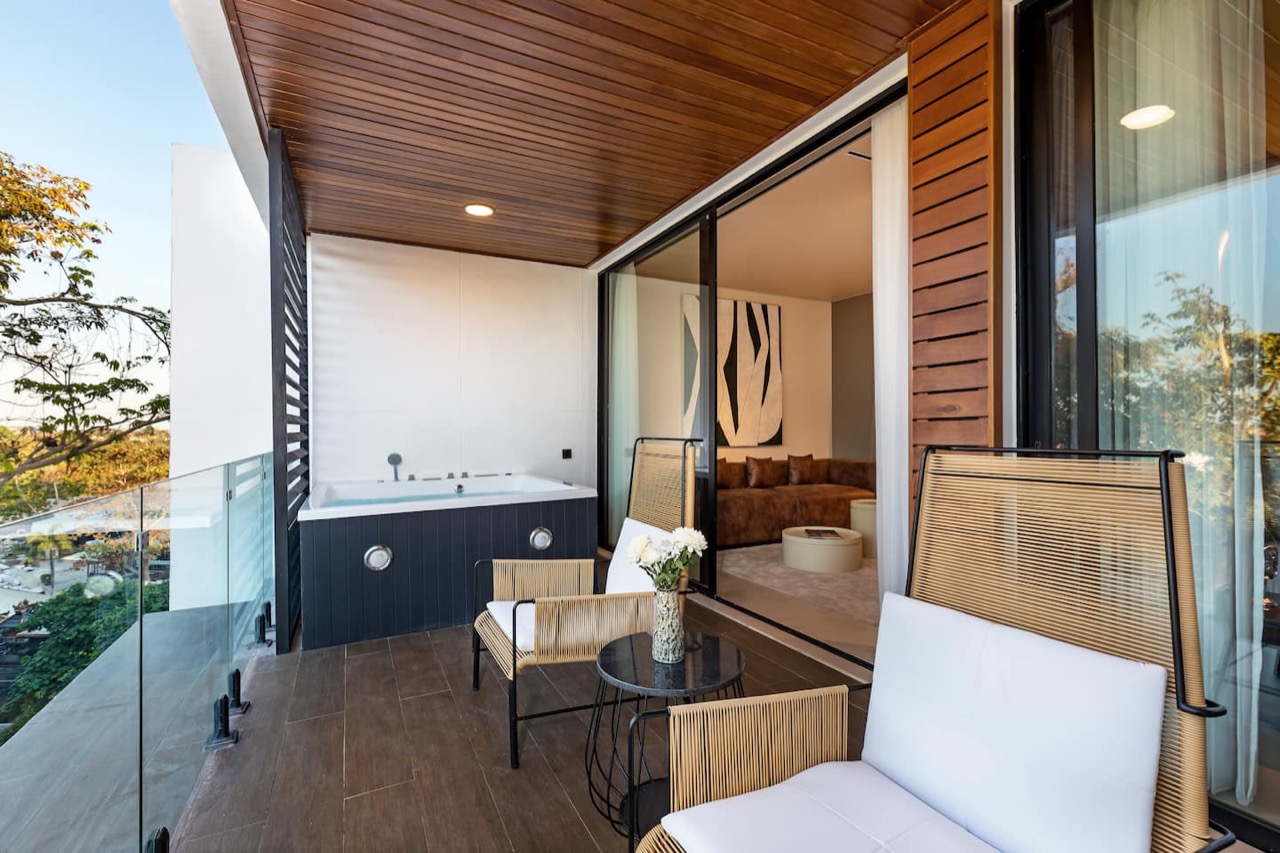 Apartment 404 w/ Jacuzzi Cen...