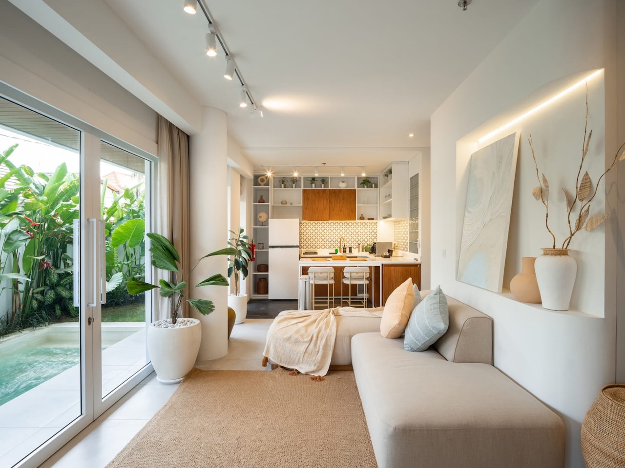 Modern Apartment with Pool 5...