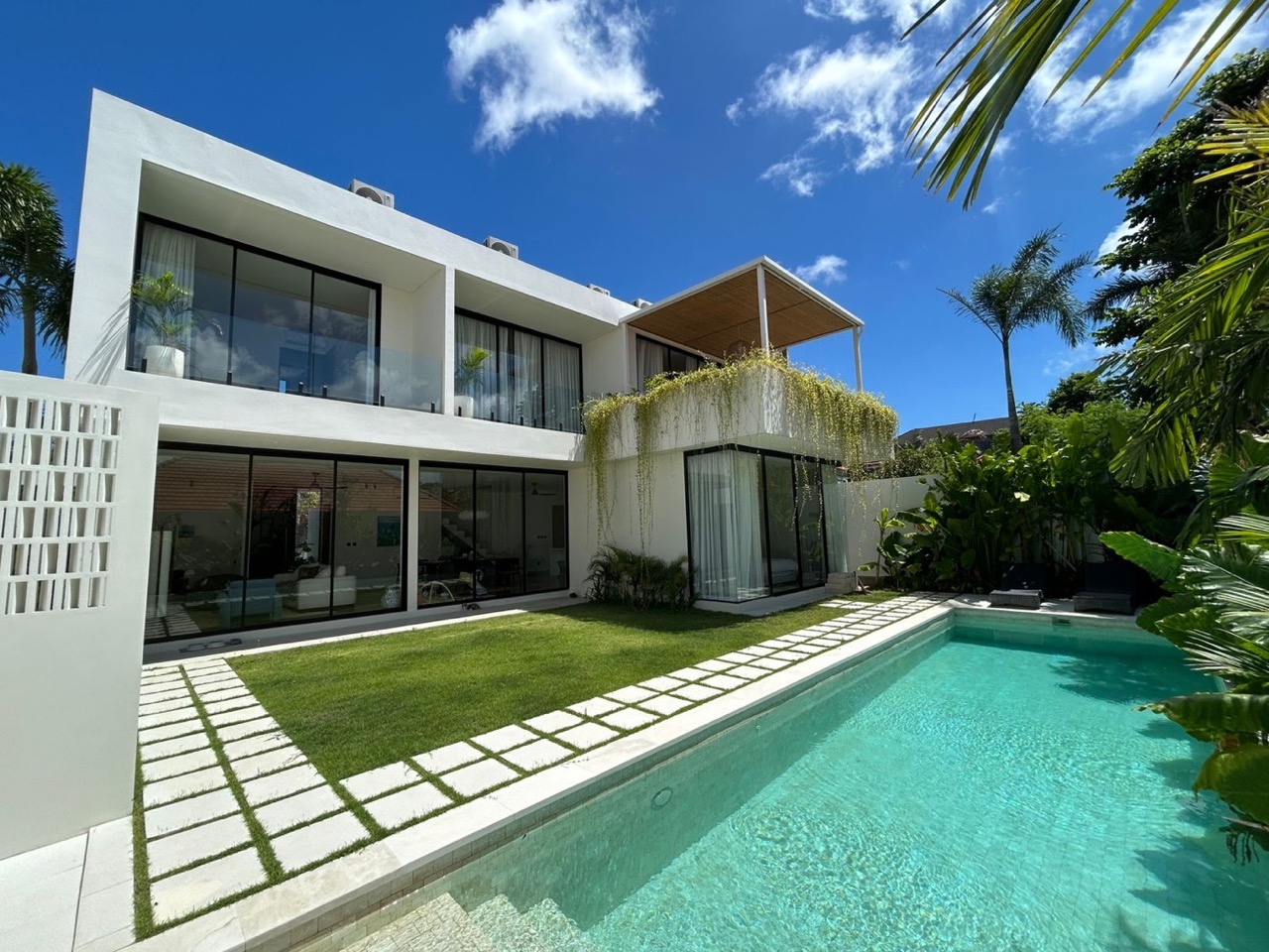 Contemporary 4-Bedroom + Office Room Villa in Uluwatu