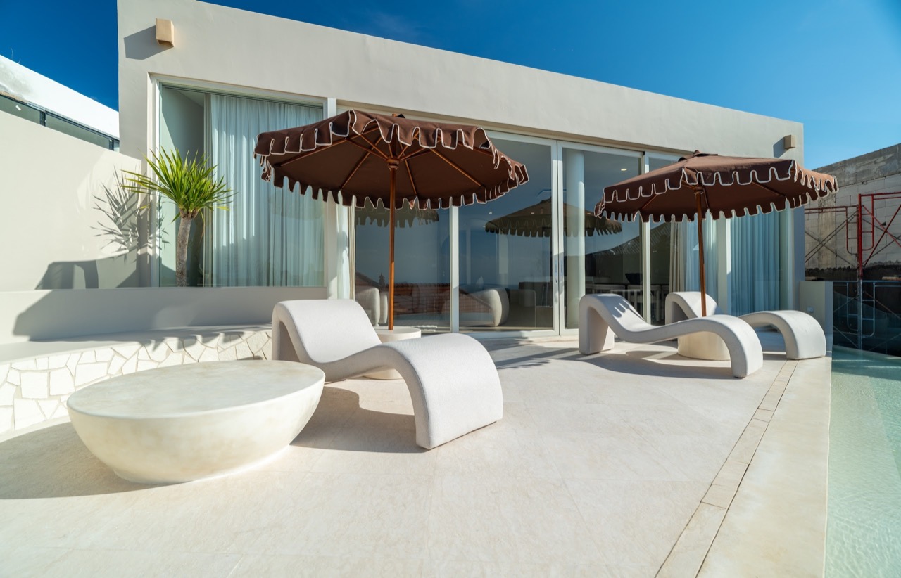 Mediterranean Style 4-Bedroom Villa Close to Dreamland Beach